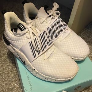 White Nike shoes, brand new. 7.5